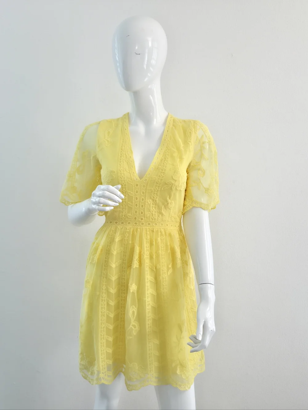 Socialite Yellow Floral Lace V-Neck Mini Dress Size Small - Picture 2 of 16